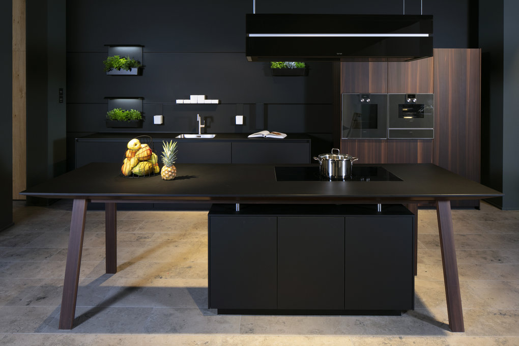 next125 Architekturküche mit Kochtisch in Onyx-Schwarz