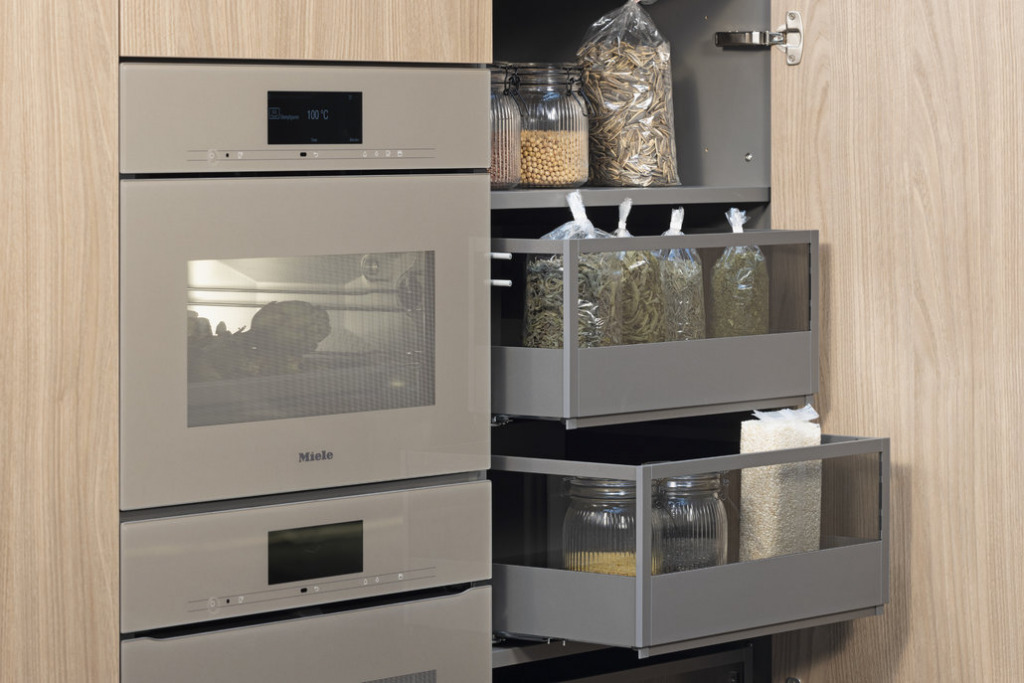 Miele Einbaugeräte ArtLine in Pearlbeige in Küche von LEICHT