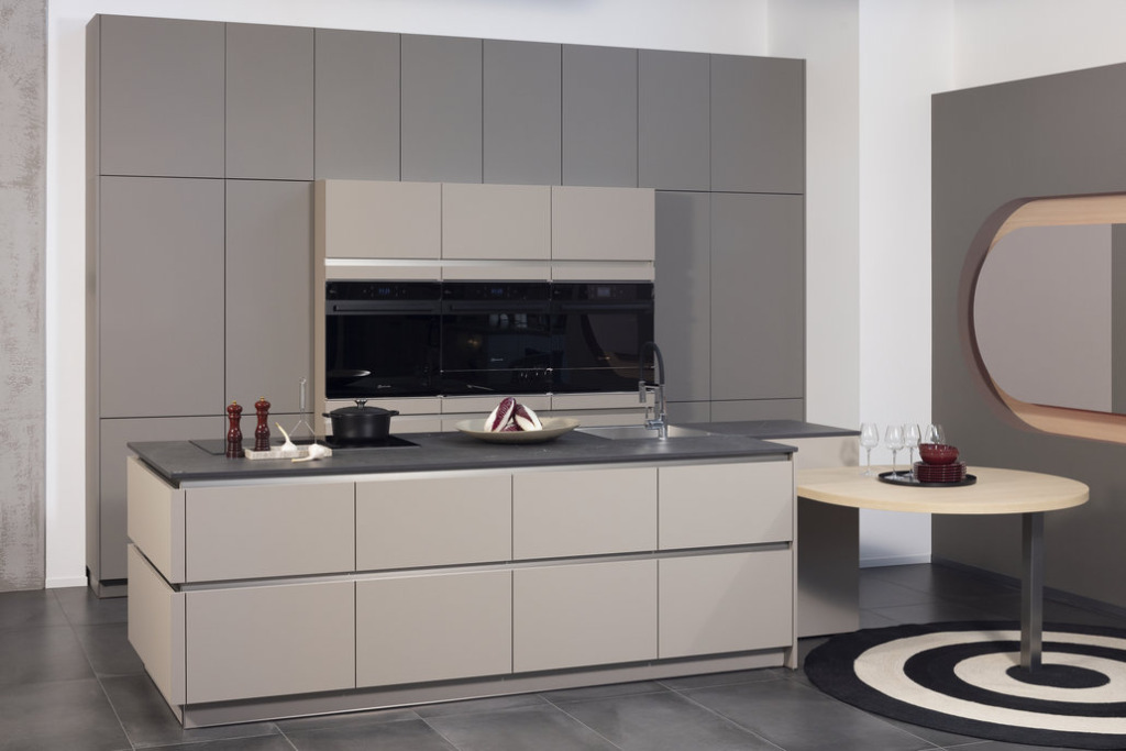Artego FEEL Basalt und FEELTaupe Kücheninsel runder Ansatzesstisch