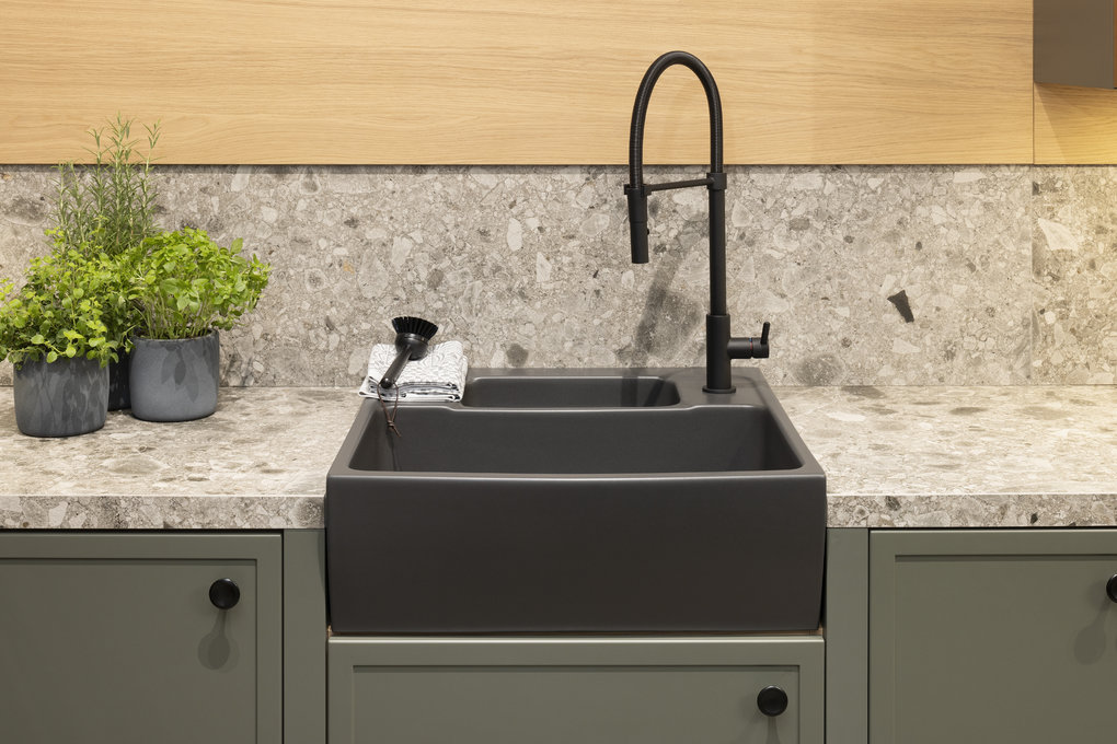 kleiner dunkelgrauer Spülstein mit kleinem Extrabecken für Spülschwamm etc