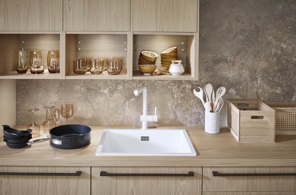 aufliegende weisse Keramikspüle