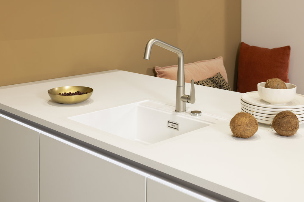weisse Küchenspüle und Arbeitsplatte aus einem Guss 