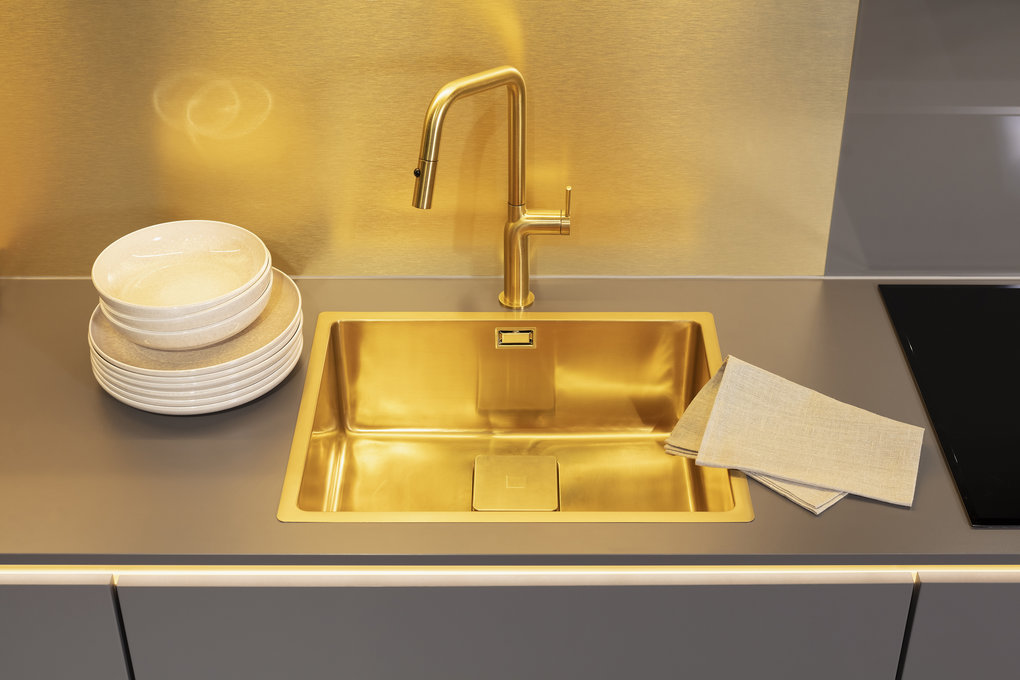 Spülbecken und Armatur in Gold