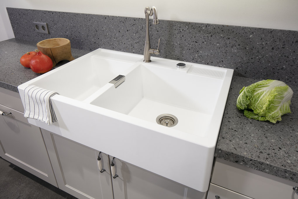 weisser Keramik-Spülstein