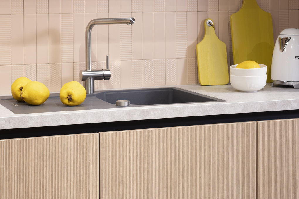 flächenbündig eingebautes Spülbecken in der Küche