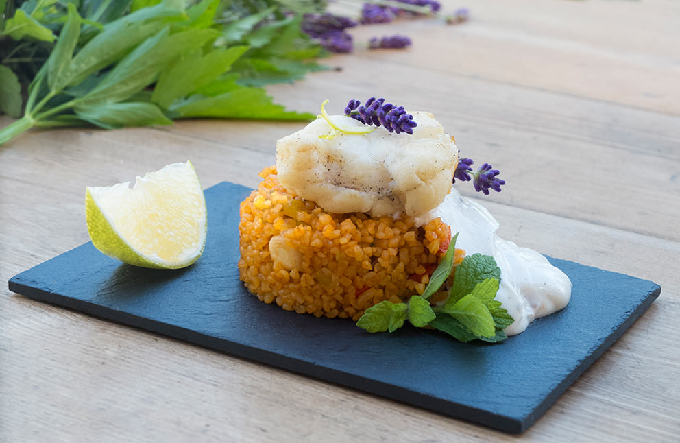 Seeteufel-Medaillons mit glasierten Lavendelblüten auf Paprika-Bulgur ...