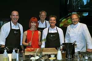Auf der IFA 2012 bewiesen auch die Top-Manager von Electrolux zusammen mit Spitzenkoch Björn Freitag, dass sie den Geschmack der Gäste treffen können. V.l.n.r.: Keith R. McLoughlin, Miss IFA, Jonas Samuelson, Klaus Wührl und Björn Freitag (Bild: Electrolux Deutschland GmbH)